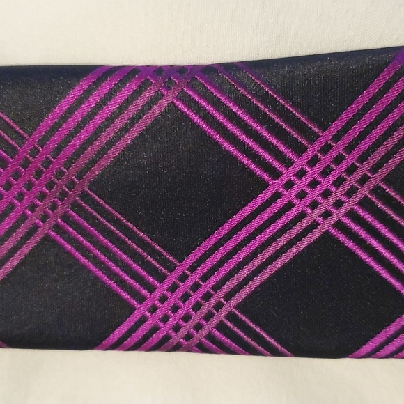 Men's black with purple pattern Van Heusen tie - Picture 4 of 4